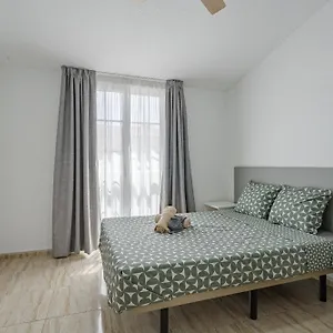 https://hostel-el-trebol-aeropuerto-sur.adeje-hotels.com
